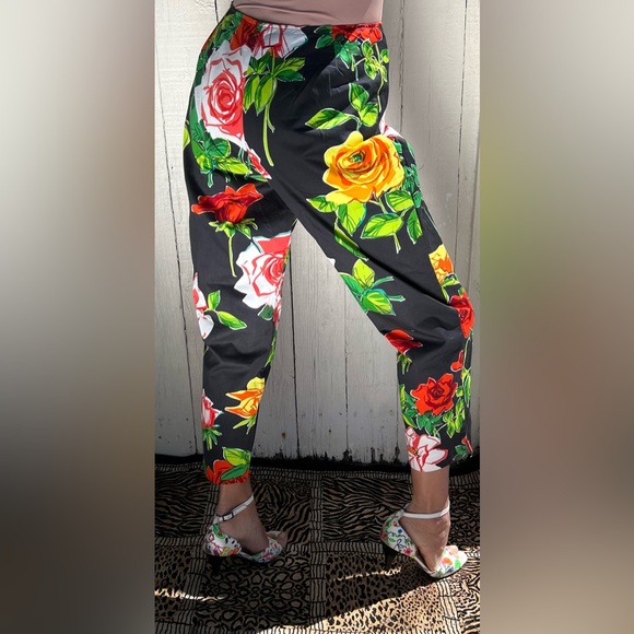 TAPP New York Red Floral Capri Pants (8) - Picture 12 of 17